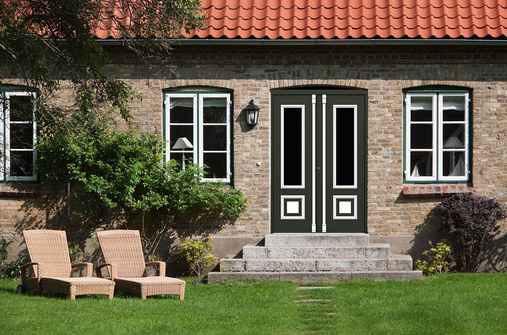 Landhaus Haustür mit Seitenteil, Farbe grün 6005 mit weiß RAL 9016, 2 mittelgroße Lichtausschnitte, klassizistische Zierelemente in weiß 9016